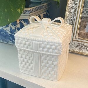 Tiffany & Co. White Woven Gift Box Sybil Connolly